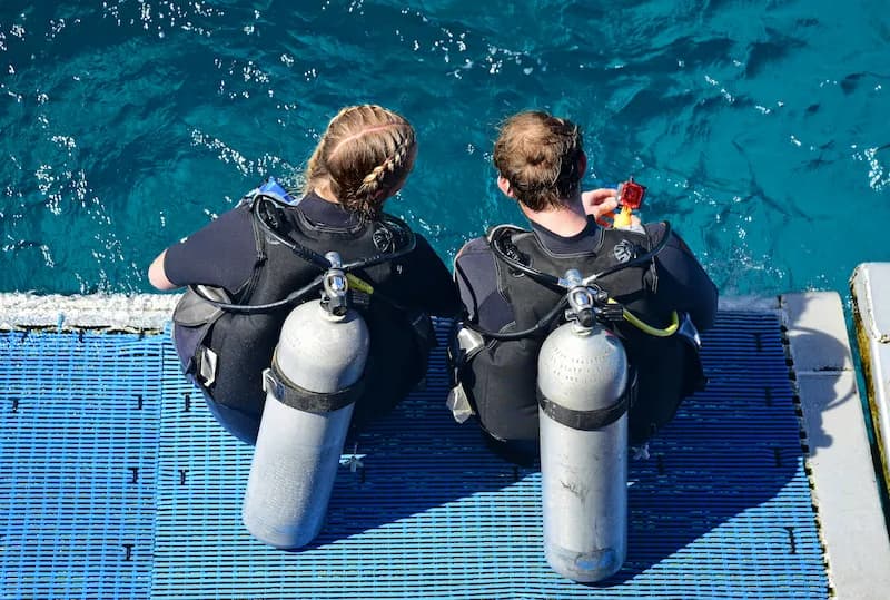 Oasis Dive Center rehberliğinde Antalya'nın derin resiflerini keşfeden sertifikalı dalıcılar